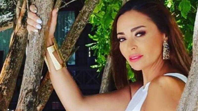 داليا البحيري تبهر متابعيها بإطلالة على الموضة