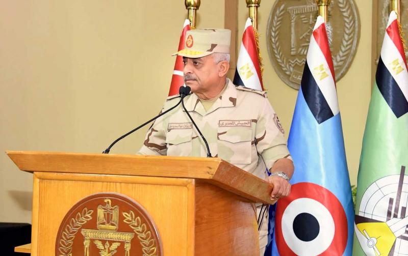 الفريق أول عبد المجيد صقر يلتقى عددا من مقاتلى المنطقة الجنوبية العسكرية