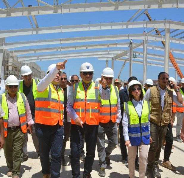 وزير قطاع الأعمال يتابع مستجدات تطوير مجمع مصانع مصر للغزل والنسيج.. صور