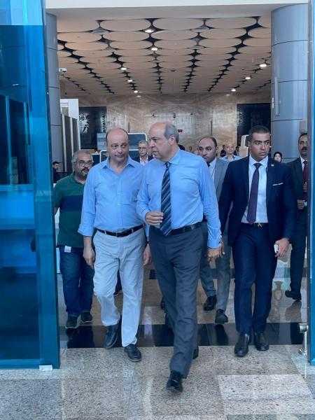 وزير الطيران المدني يقوم جولة تفقدية مفاجئة لمطار سفنكس الدولى.. صور