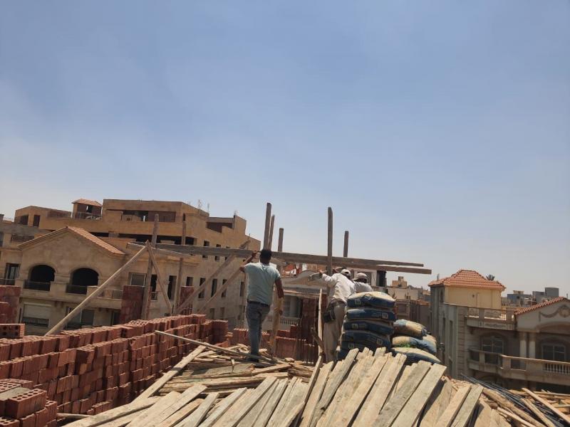 وزير الإسكان: إزالة مخالفات بناء وغلق أنشطة مخالفة بأراض وفيلات بمدينة القاهرة الجديدة