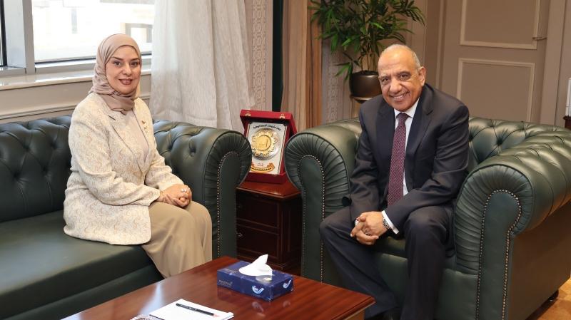 وزير الكهرباء يستعرض مع سفيرة البحرين رؤية تنويع مصادر الطاقة واستراتيجية الاعتماد على الطاقات الجديدة