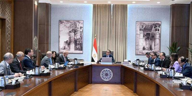 رئيس الوزراء يلتقي مسئولي ”المنصور للسيارات”.. ويؤكد: مصر حريصة على توطين الصناعة محليا