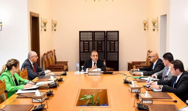 وزير الخارجية والهجرة وشئون المصريين بالخارج يجتمع بقيادات الوزارة المعنيين بالتحول الرقمي للخدمات القنصلية