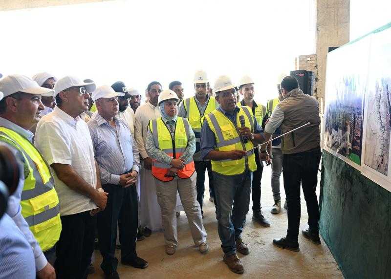رئيس الوزراء يتفقد أعمال تنفيذ الخط الأول من شبكة القطار الكهربائى السريع