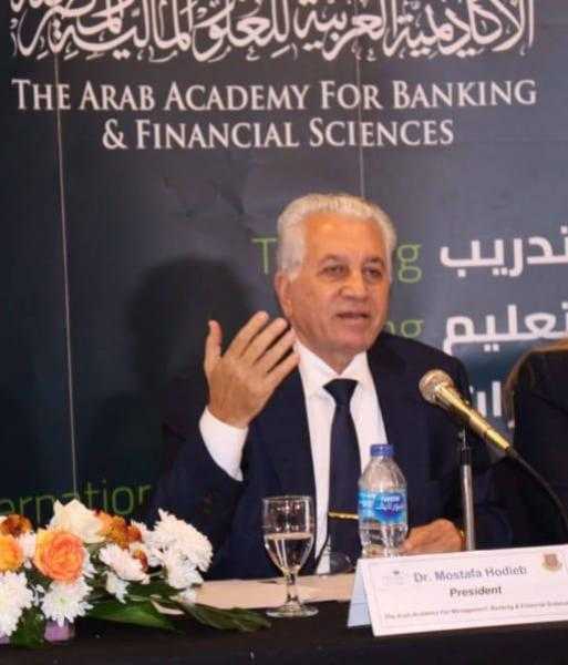رئيس العربية للعلوم المالية والمصرفية يكشف أسباب تراجع سعر صرف الدولار مقابل الجنيه