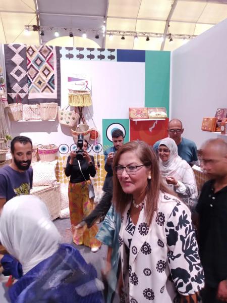 مايا مرسى وهالة السعيد تزوران جناح المنتجات المصنوعة بأيدى المكفوفين بالعلمين