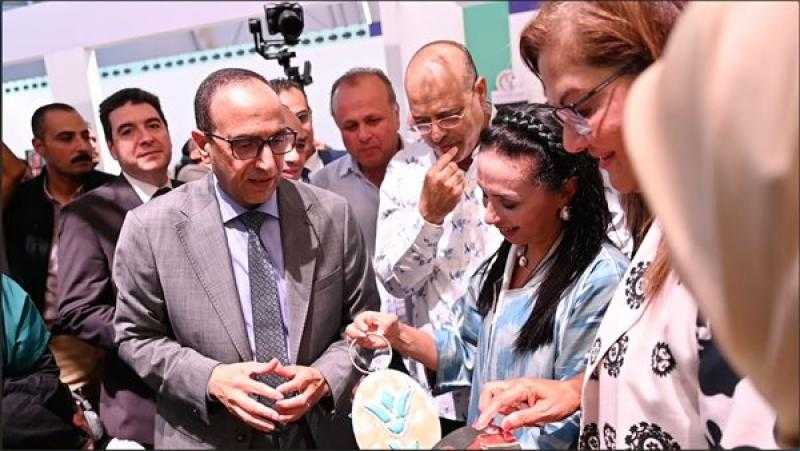 مايا مرسي تتفقد جناحي بنك ناصر الاجتماعي وصندوق عطاء بمعرض الأسرة بمهرجان العلمين