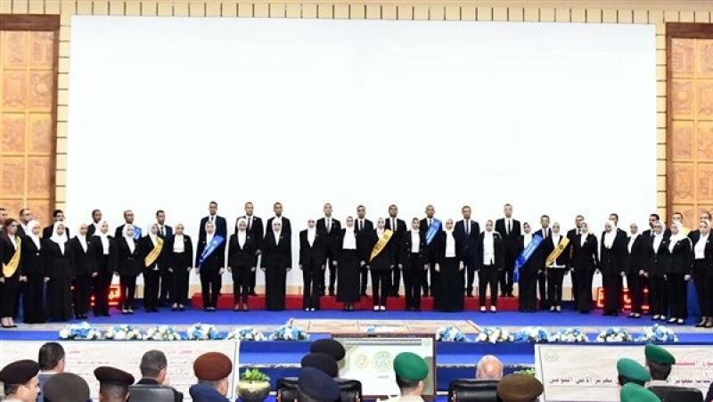 الأكاديمية العسكرية المصرية تحتفل بتخرج دورات جديدة من العاملين بوزارتى النقل والمالية