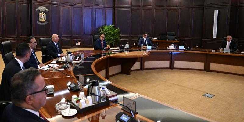 رئيس الوزراء يطالب بالتوسع في صناعة السيارات بمصر