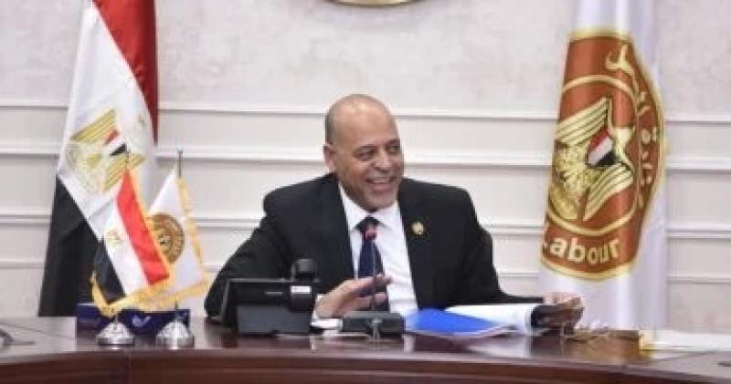 وزارة العمل تُسلم 3 عمالة غير منتظمة وثائق صرف تعويضات ”حادث الأقصر”