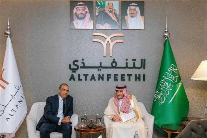 وزير الخارجية يصل الرياض ونائب وزير الخارجية السعودي في استقباله