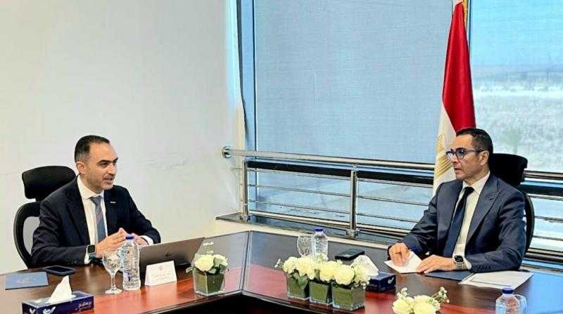 وزير الاستثمار يبحث مع مسؤولي ”نيسان موتور إيجيبت” خطط الشركة بالسوق المصري
