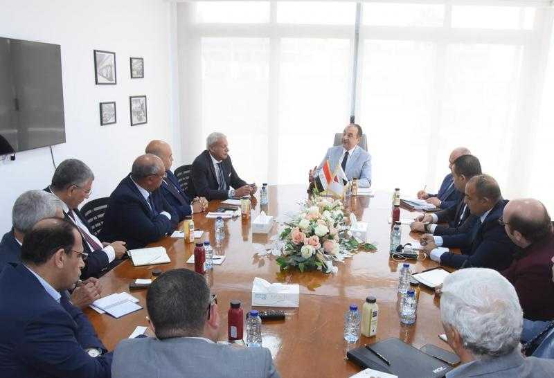 وزير قطاع الأعمال يبحث مع ممثلي شعبة وسائل النقل باتحاد الصناعات فرص التعاون في صناعة السيارات