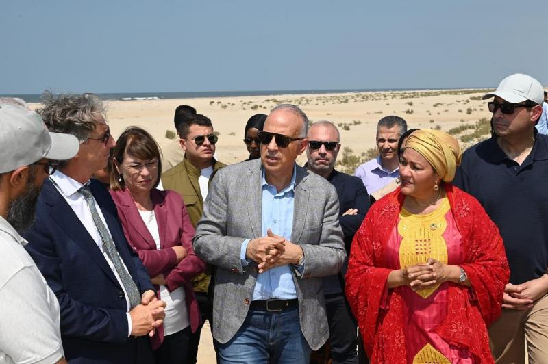 وزير الري ومحافظ دمياط وممثل برنامج الأمم المتحدة الإنمائى يتفقدون مواقع حماية الشواطئ ضمن ”مشروع التكيف مع تغير المناخ”