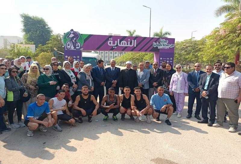 رئيس جامعة الأزهر يدشن ماراثون للطلاب ويشارك في زراعة أشجار مثمرة للحفاظ على البيئة
