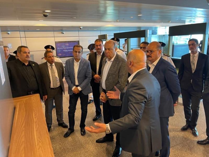 وزير الطيران المدني يتفقد مبنى الركاب (1و 2) بمطار الغردقة الدولي.. صور
