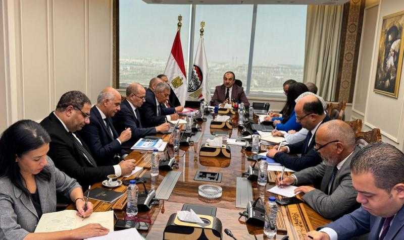 وزير قطاع الأعمال العام يعقد اجتماعًا بالأعضاء المنتدبين للشركات القابضة التابعة للوزارة