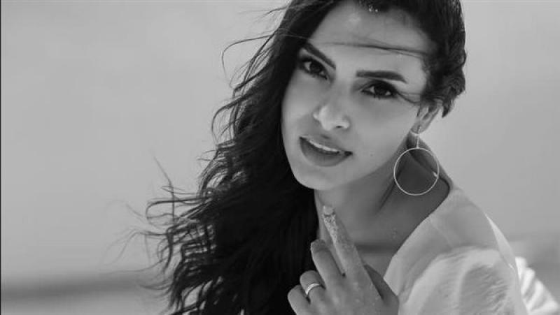 بالأبيض والأسود.. كارمن سليمان تشارك جمهورها أغنيتها الجديدة بكائيات