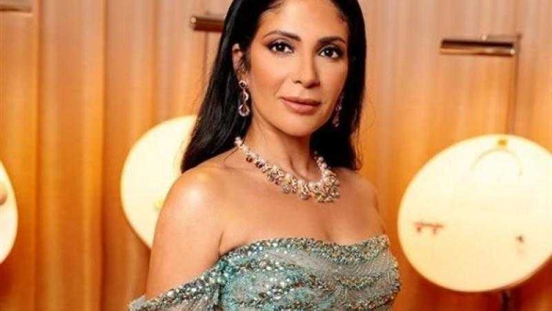 فستان لافت.. منى زكي تثير إعجاب جمهورها بصور جديدة
