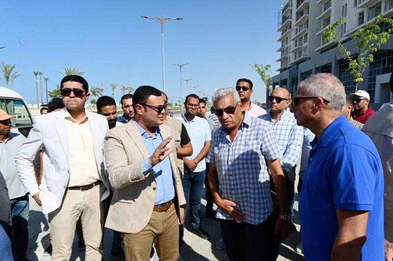 وزير الإسكان يتفقد أعمال إنشاء الوحدات والفيلات والطرق في كمبوند مزارين بالعلمين الجديدة