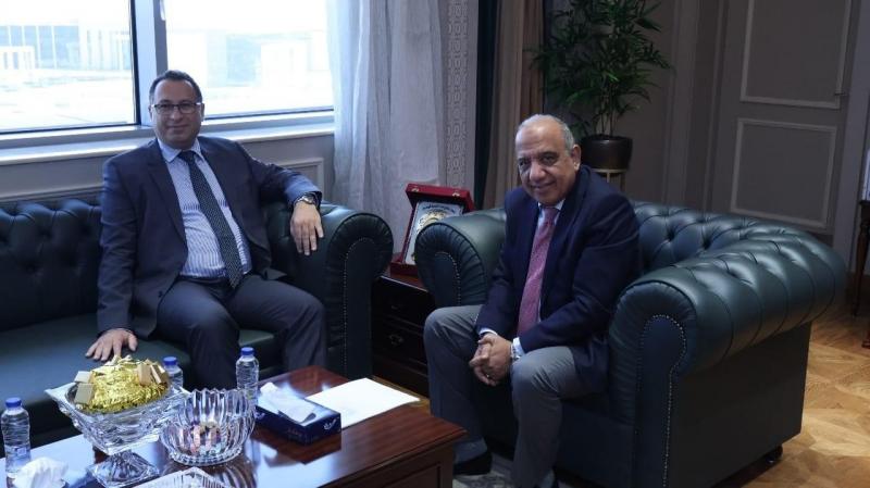 استعدادا للمشاركة فى القمة الافريقية العالمية للهيدروجين الأخضر.. وزير الكهرباء والطاقة المتجددة يلتقي السفير المصرى لدى ناميبيا