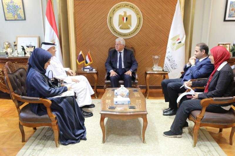 وزير التعليم العالى يبحث مع السفير القطرى سبل التعاون المشترك بين البلدين