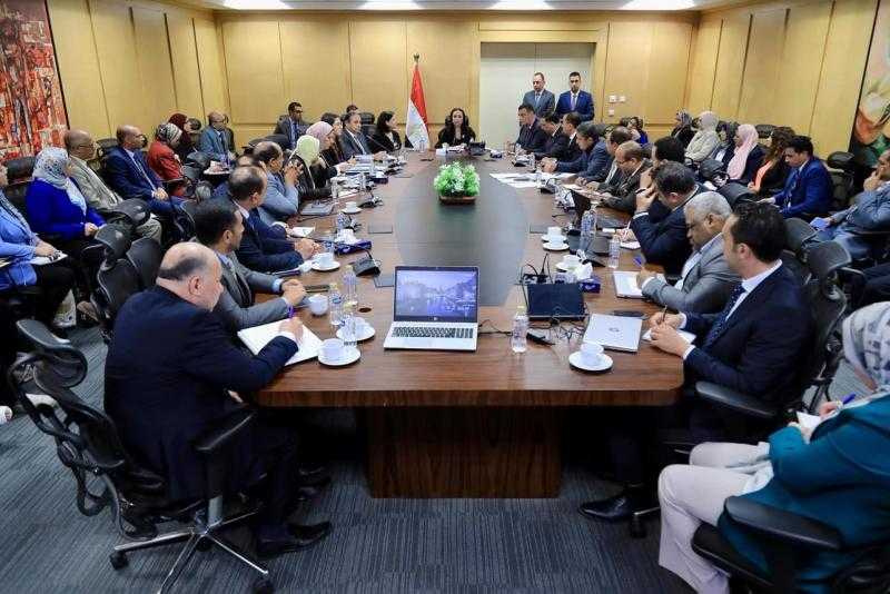 مايا مرسي توجه بضرورة تحسين جودة الخدمات المقدمة للمواطنين والتوسع في رقمنة الخدمات ورفع كفاءة الموظفين
