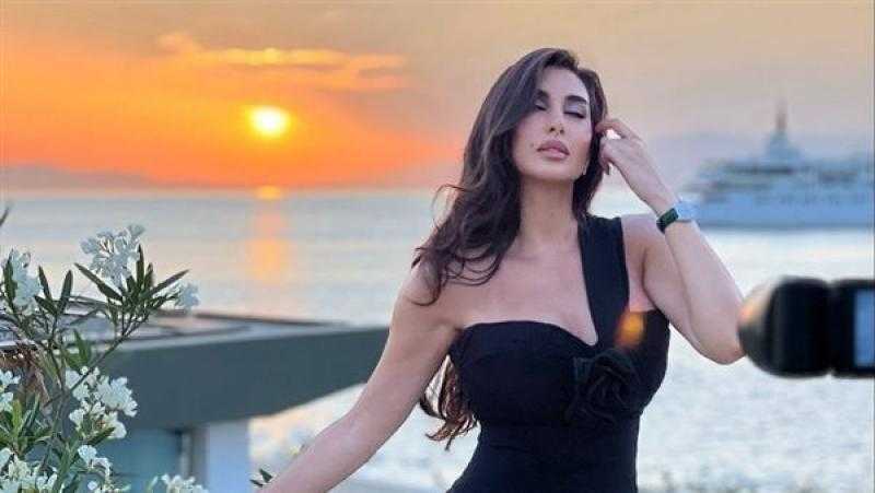 ياسمين صبري تستعرض رشاقتها بفستان مبهر| شاهد