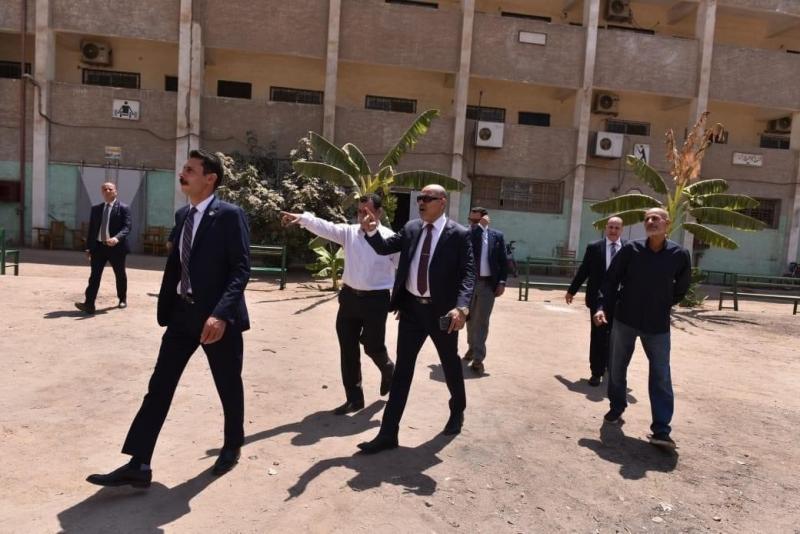 وزير العمل يقوم بزيارة مفاجئة إلى منطقة بولاق الدكرور.. صور