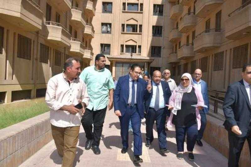 رئيس جامعة القاهرة يتابع جاهزية مستشفى الطلاب في ”بين السرايات” قبل بدء الدراسة