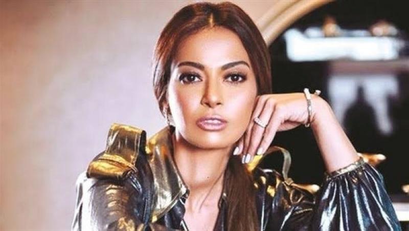 داليا مصطفى تخطف الأنظار بفستانها على البحر| شاهد