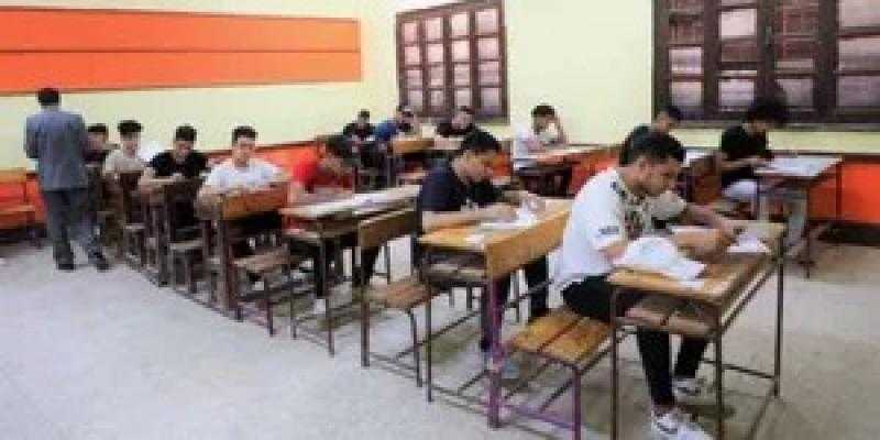طلاب الثانوية العامة دور ثان يؤدون امتحان الأحياء والفلسفة والإستاتيكا.. اليوم