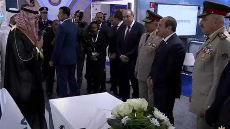 الرئيس السيسي يتفقد صالة العرض الذكية بمعرض مصر الدولي للطيران والفضاء بالعلمين الجديدة