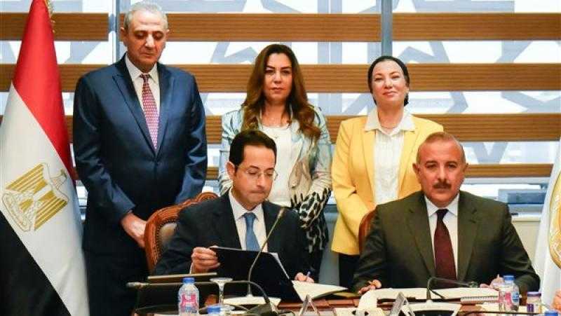 وزيرتا البيئة والتنمية المحلية تشهدان توقيع عقد إدارة مصنع تدوير المخلفات الصلبة بدفرة