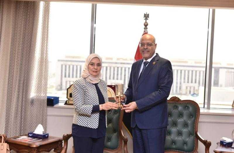 وزير العمل يلتقي سفيرة مملكة البحرين في القاهرة | صور