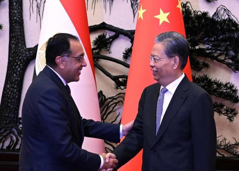 رئيس الوزراء يلتقي رئيس اللجنة الدائمة للمجلس الوطني لنواب الشعب الصيني ويحضر عشاء عمل رسمي