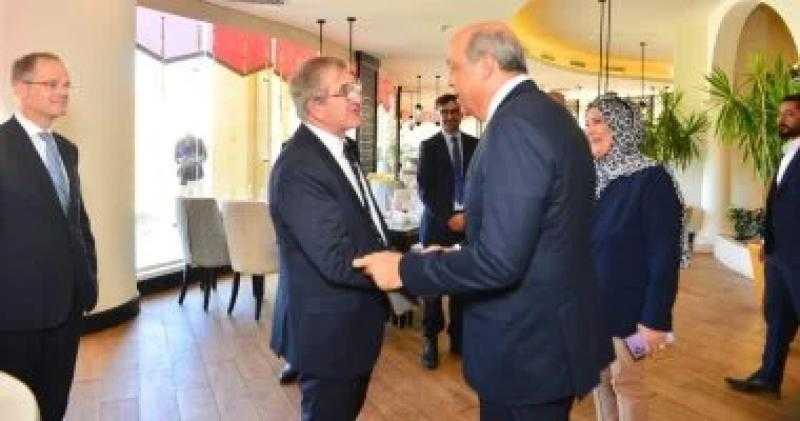 وزير الطيران يلتقى وفدا بريطانيا بمعرض مصر الدولى لبحث التعاون