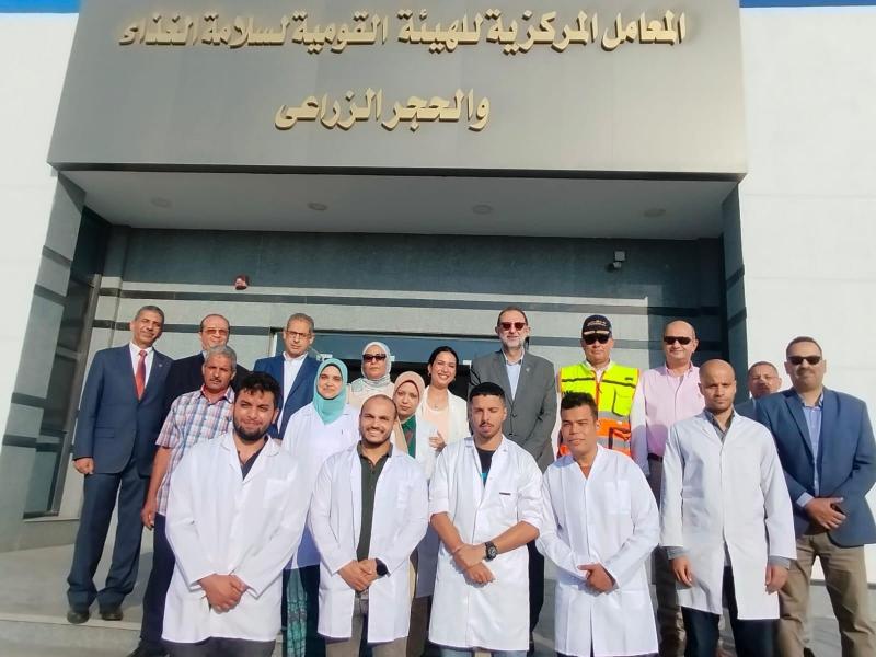 رئيس الهيئة القومية لسلامة الغذاء يقوم بجولة بميناء بور سعيد ويتفقد معمل شرق التفريعة