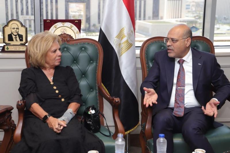 خلال لقائه مع السفيرة مشيرة خطاب.. وزير العمل:توفير بيئة عمل لائقة لصالح طرفي العملية الإنتاجية أبرز حقوق الإنسان