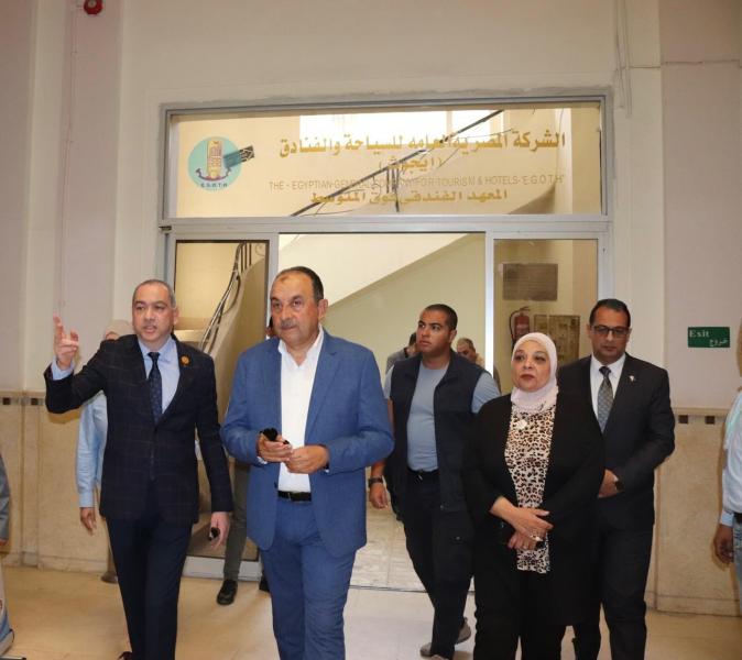 صور.. وزير قطاع الأعمال العام يتفقد معهدي ”إيجوث” للسياحة والفنادق بالإسكندرية