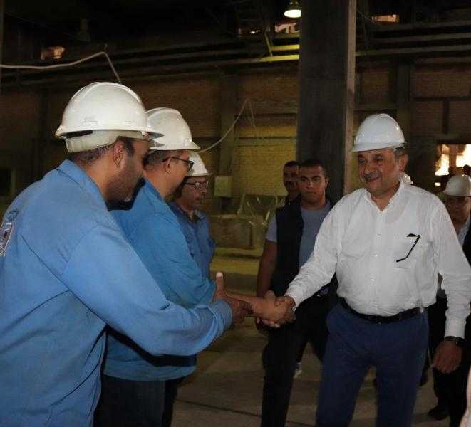 في جولة ميدانية.. وزير قطاع الأعمال العام يتفقد مصانع شركة الإسكندرية للحراريات