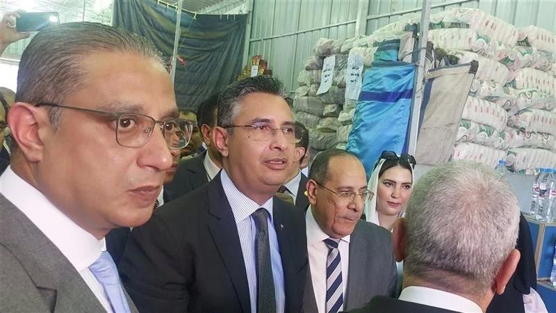 وزير التموين يتفقد معرض أهلا مدارس بالفيوم.. وتخفيض 30% على المستلزمات والسلع