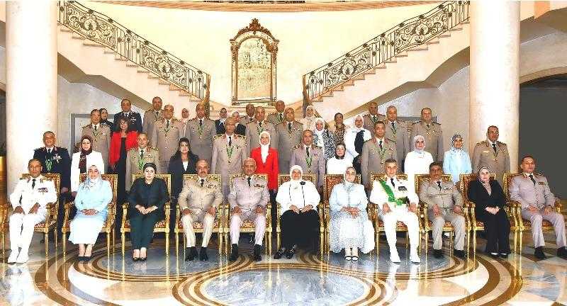 وزير الدفاع يكرّم قادة القوات المسلحة الذين أوفوا العطاء ويمنحهم وسام الجمهورية من الطبقة الثانية.. فيديو وصور