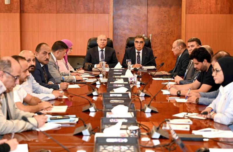 وزير النقل والصناعة يعقد سلسلة اللقاءات الدورية التي مع المستثمرين لحل مشاكلهم