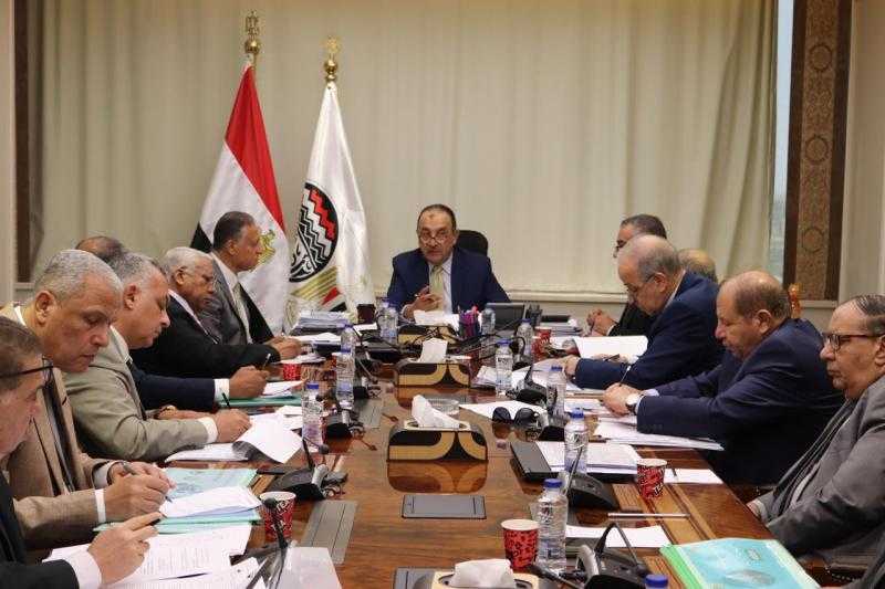 وزير قطاع الأعمال يتابع خطط العمل التنفيذية لشركات ”القابضة الكيماوية” ويناقش فرص الاستثمار