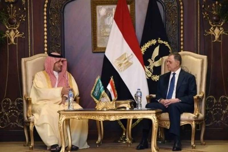 وزير الداخلية يعقد جلسة مباحثات مشتركة مع نظيره السعودي.. صور وفيديو