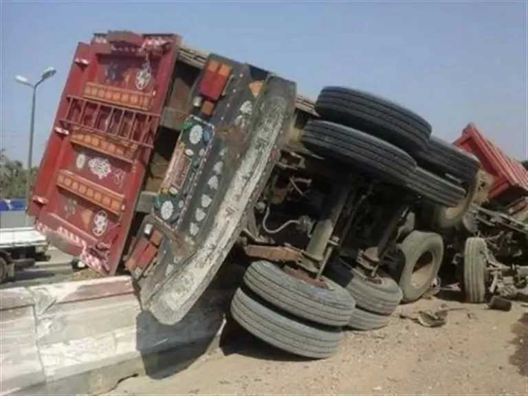 انقلاب سيارة نقل أعلى كوبري الدلجمون بالغربية