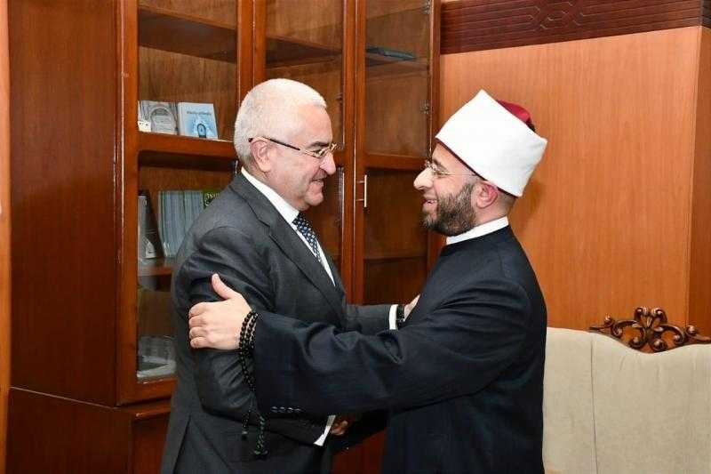 سفير أذربيجان يسلم وزير الأوقاف دعوة لحضور القمة العالمية لقادة الأديان بأذربيجان نوفمبر المقبل