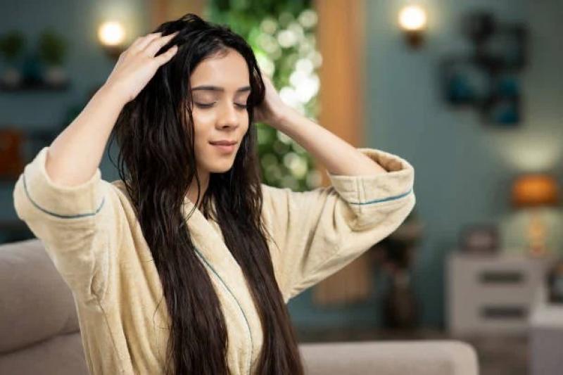 استخدام الحلبة والبيض والألوفيرا.. حيل ذكية لتطويل الشعر العاجز